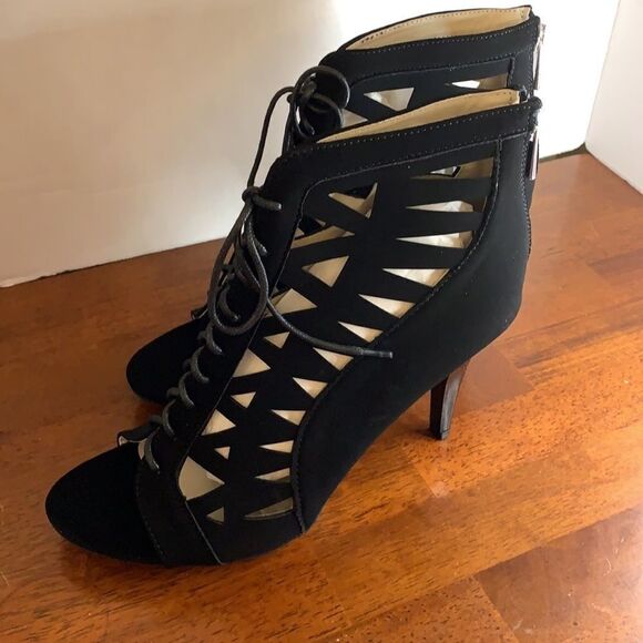 Size 9 peekaboo lace up sandal - Picture 1 of 5